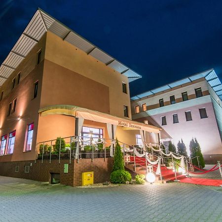 Hotel Texicana Sulechow Bagian luar foto