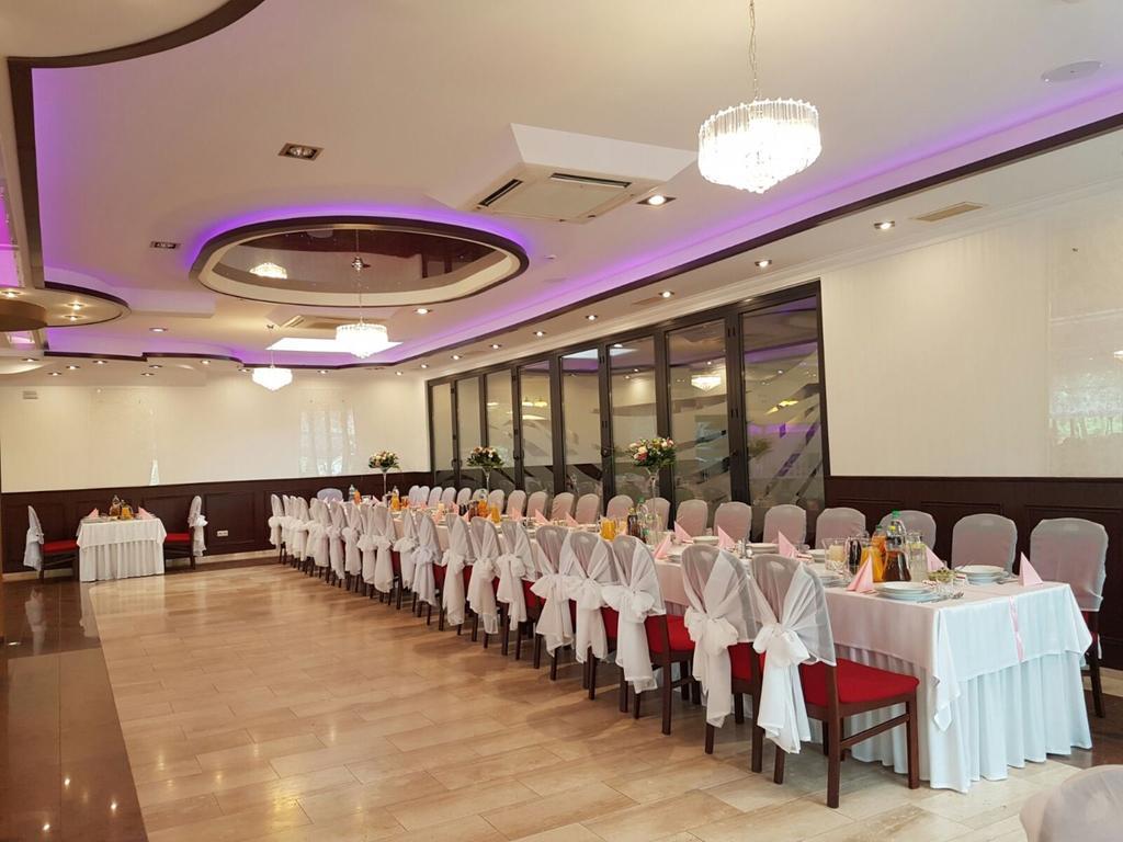 Hotel Texicana Sulechow Bagian luar foto