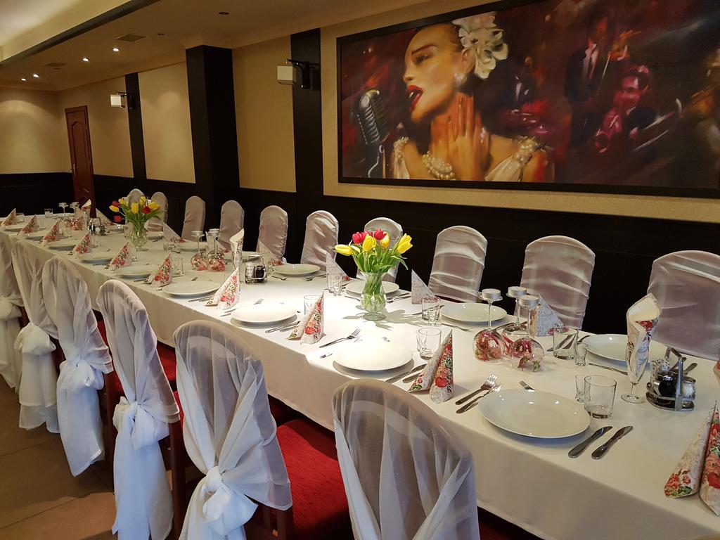 Hotel Texicana Sulechow Bagian luar foto