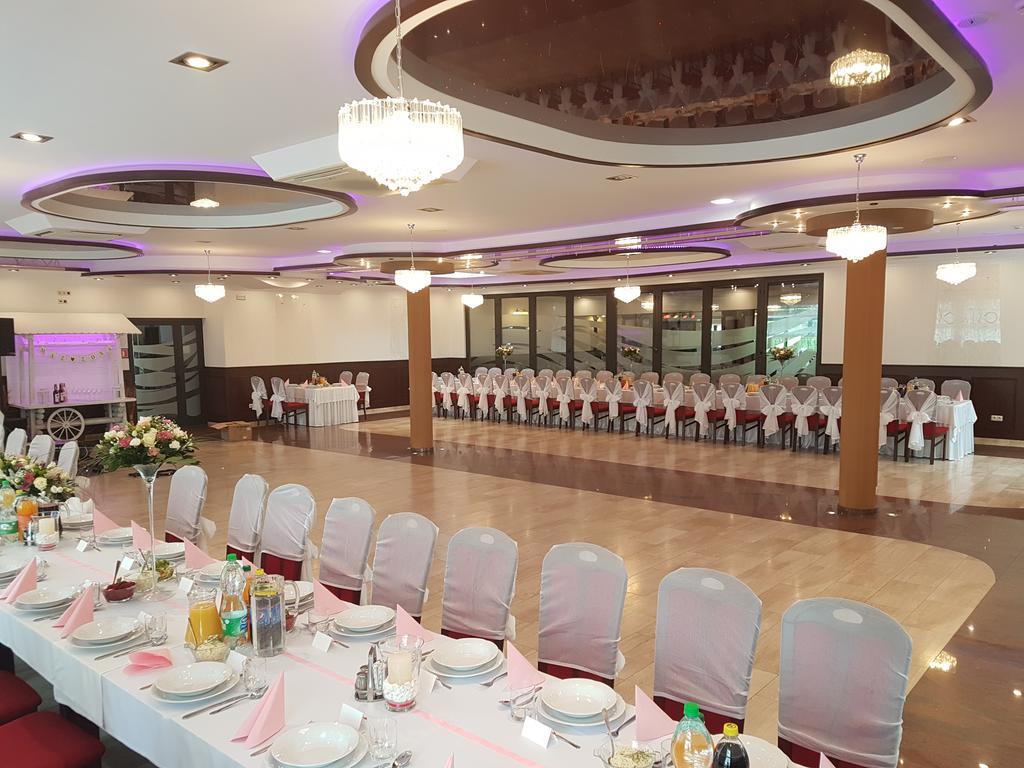 Hotel Texicana Sulechow Bagian luar foto