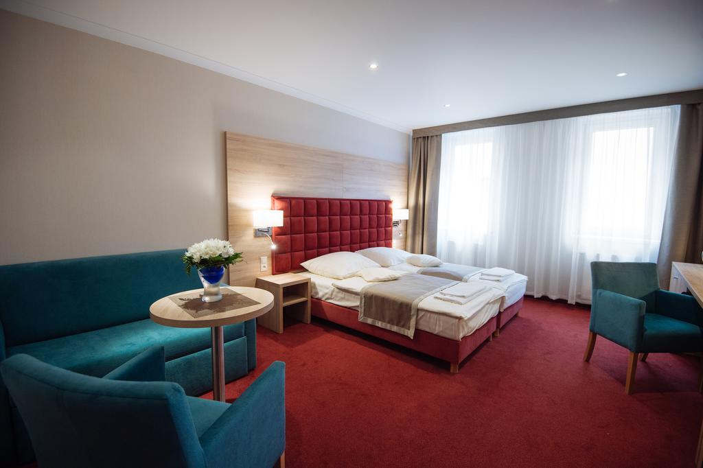 Hotel Texicana Sulechow Bagian luar foto