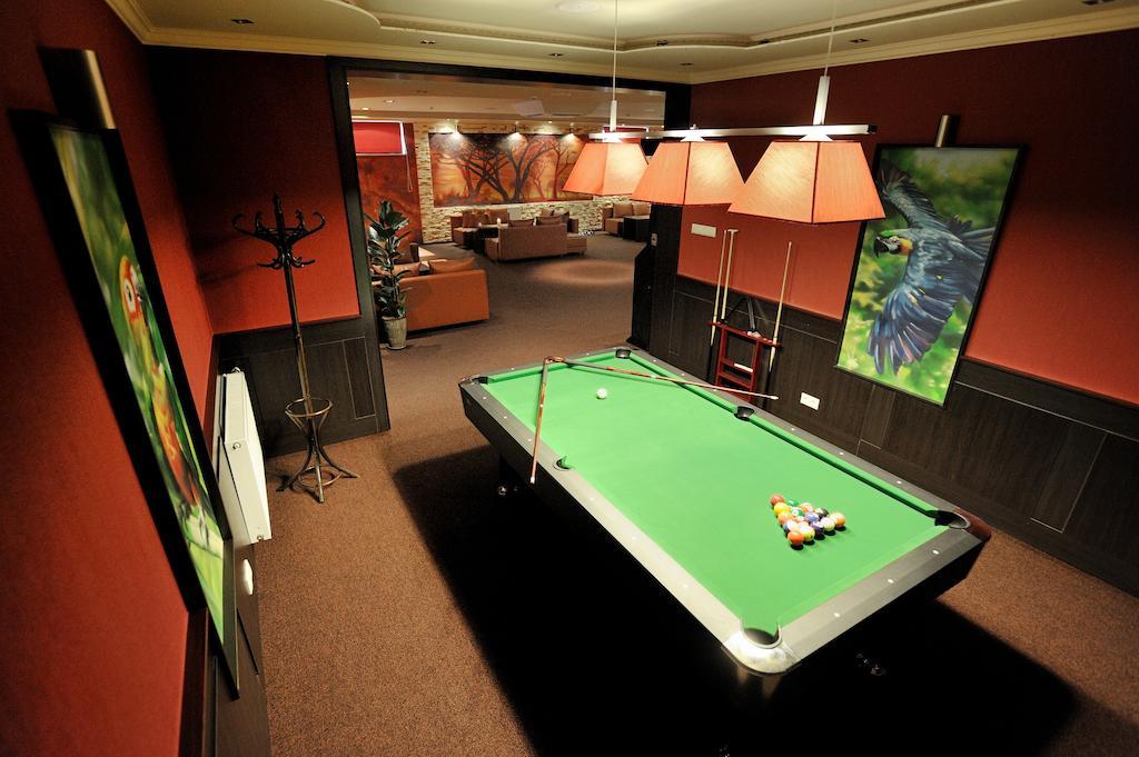 Hotel Texicana Sulechow Bagian luar foto