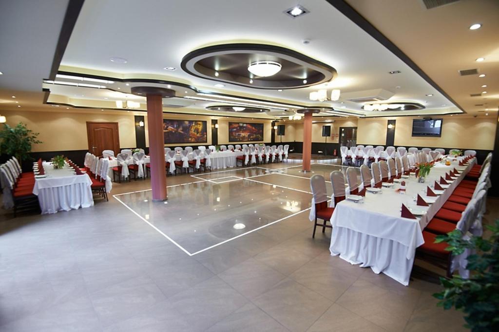 Hotel Texicana Sulechow Bagian luar foto