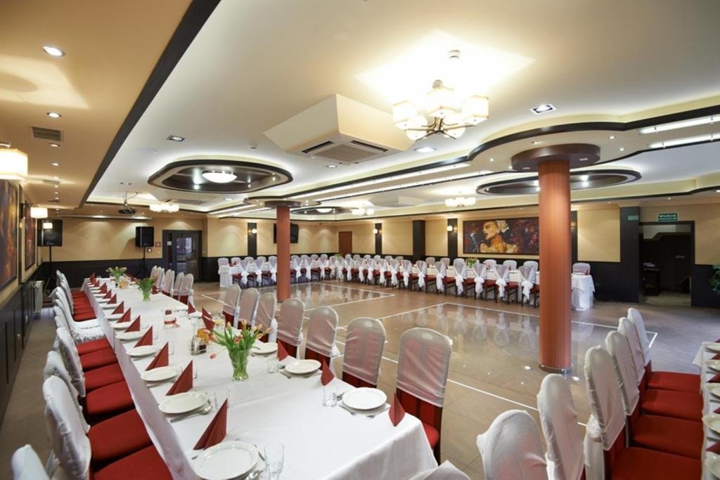 Hotel Texicana Sulechow Bagian luar foto