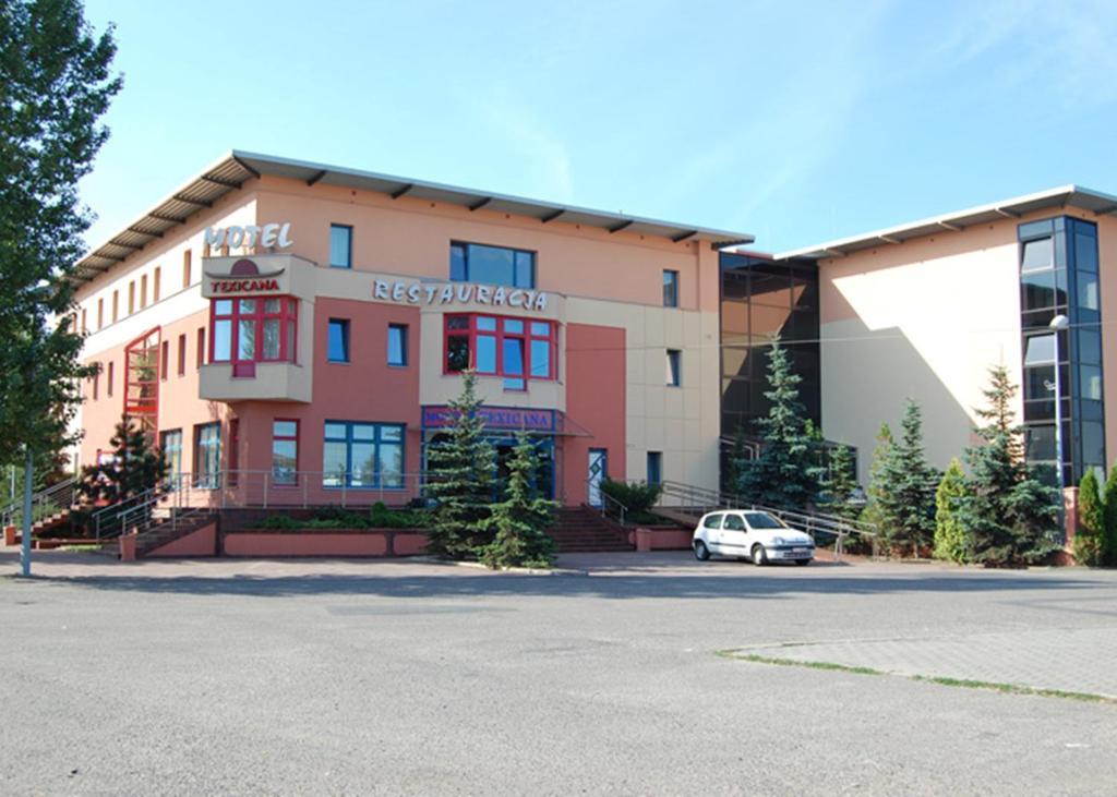 Hotel Texicana Sulechow Bagian luar foto