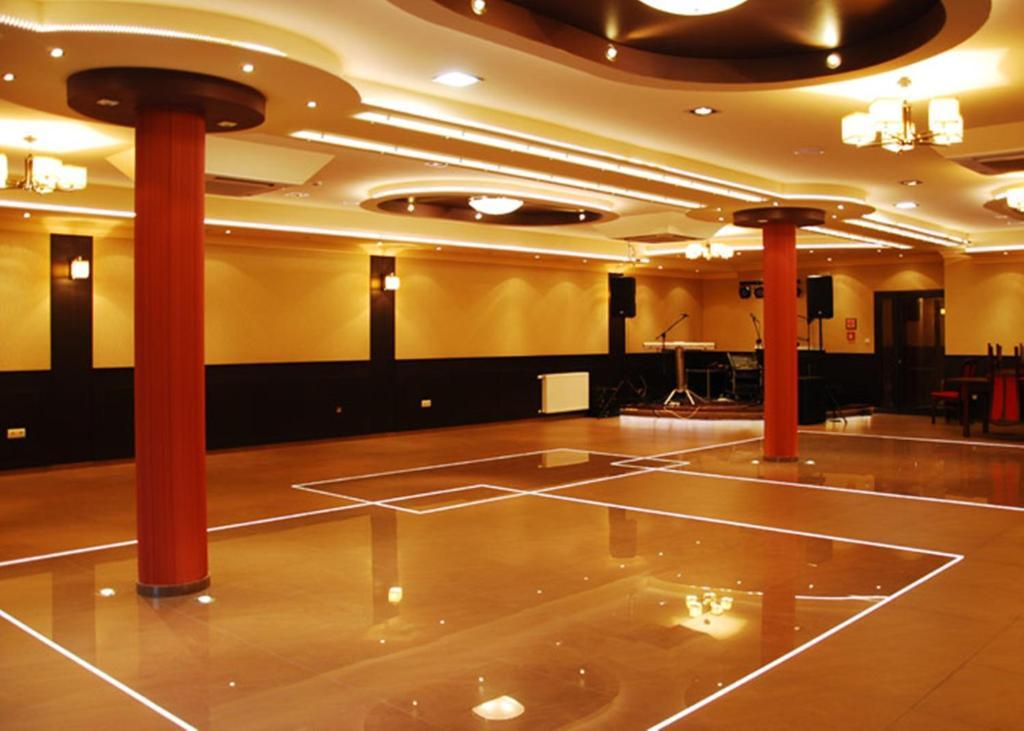 Hotel Texicana Sulechow Bagian luar foto