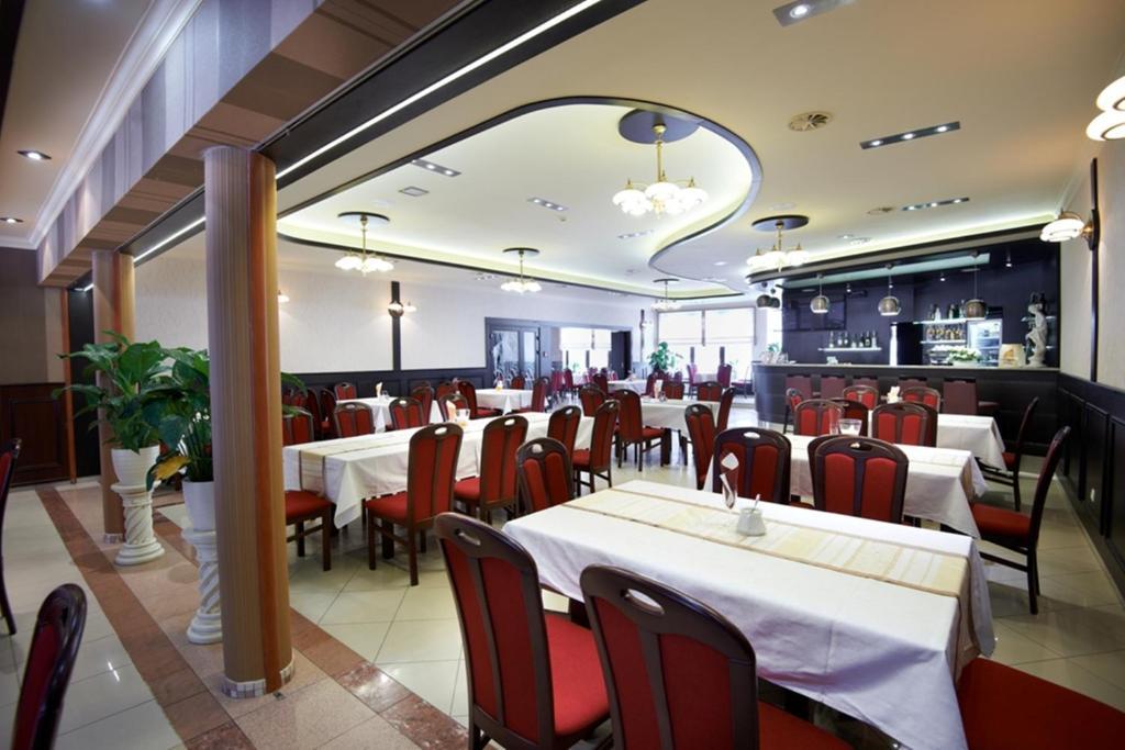 Hotel Texicana Sulechow Bagian luar foto
