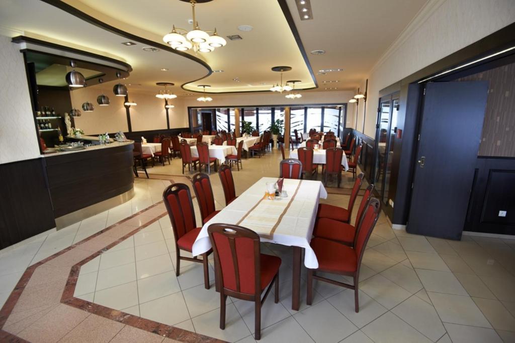 Hotel Texicana Sulechow Bagian luar foto