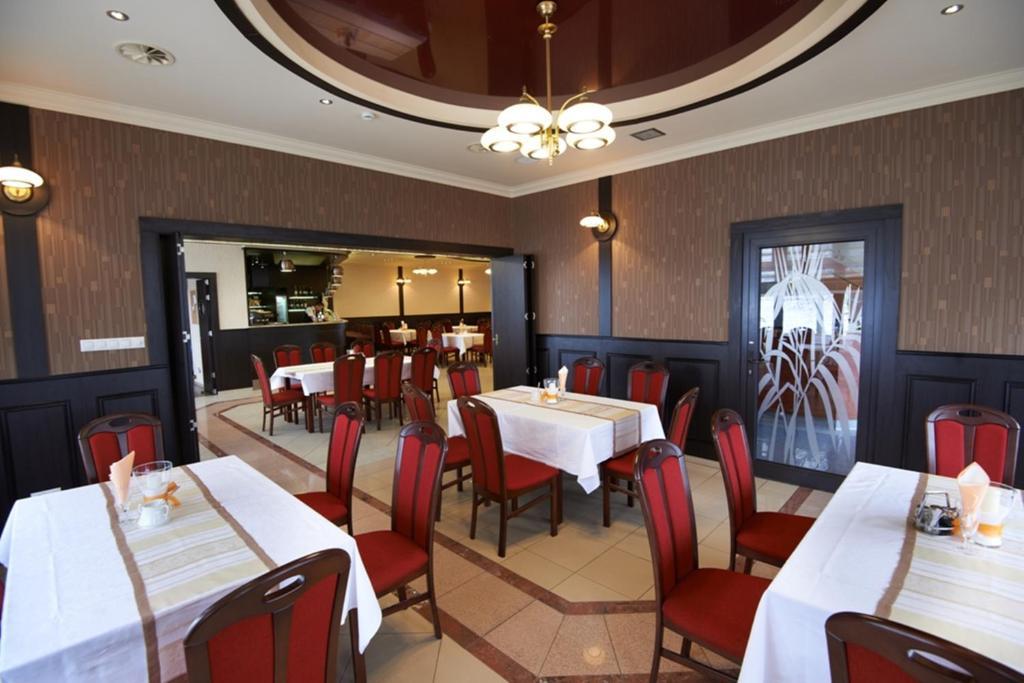 Hotel Texicana Sulechow Bagian luar foto