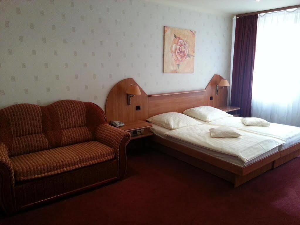 Hotel Texicana Sulechow Bagian luar foto