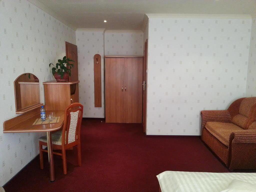 Hotel Texicana Sulechow Bagian luar foto