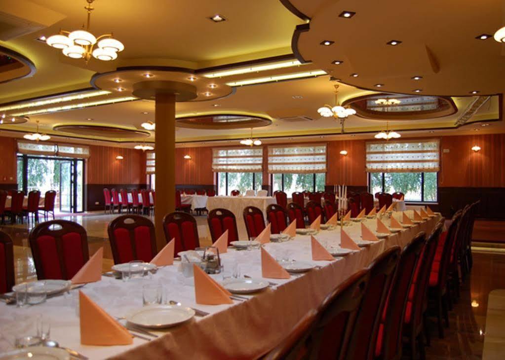 Hotel Texicana Sulechow Bagian luar foto