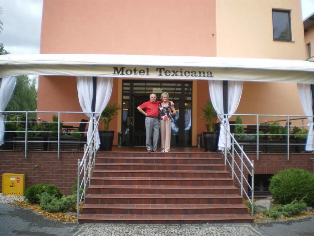 Hotel Texicana Sulechow Bagian luar foto