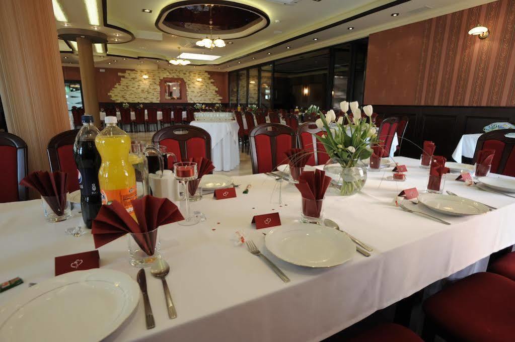 Hotel Texicana Sulechow Bagian luar foto
