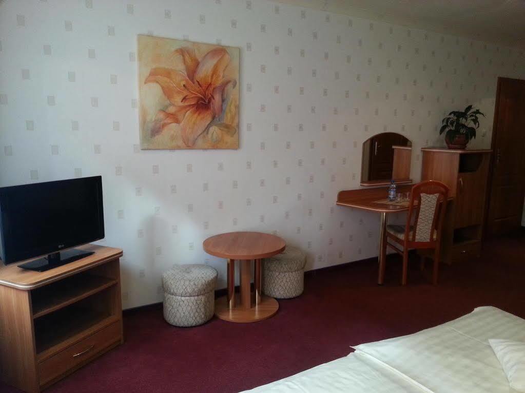 Hotel Texicana Sulechow Bagian luar foto