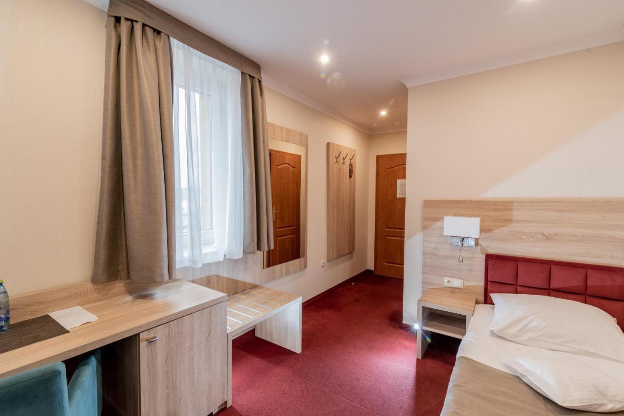 Hotel Texicana Sulechow Bagian luar foto
