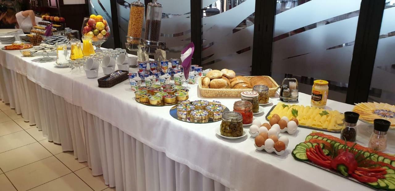 Hotel Texicana Sulechow Bagian luar foto