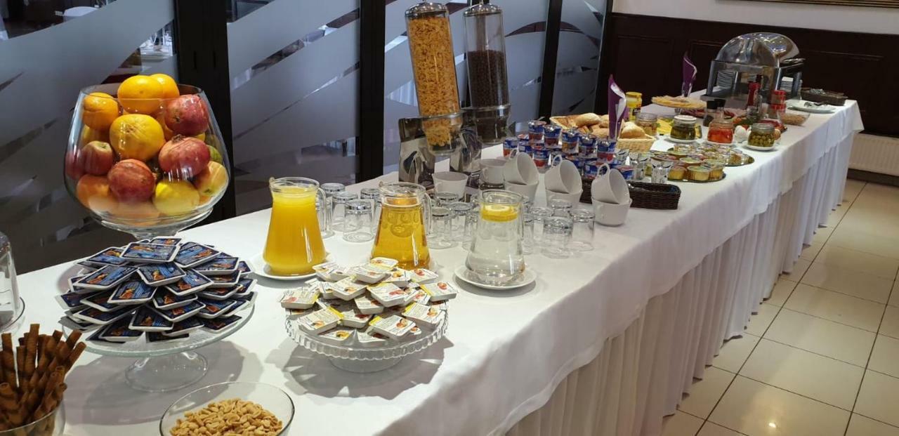 Hotel Texicana Sulechow Bagian luar foto