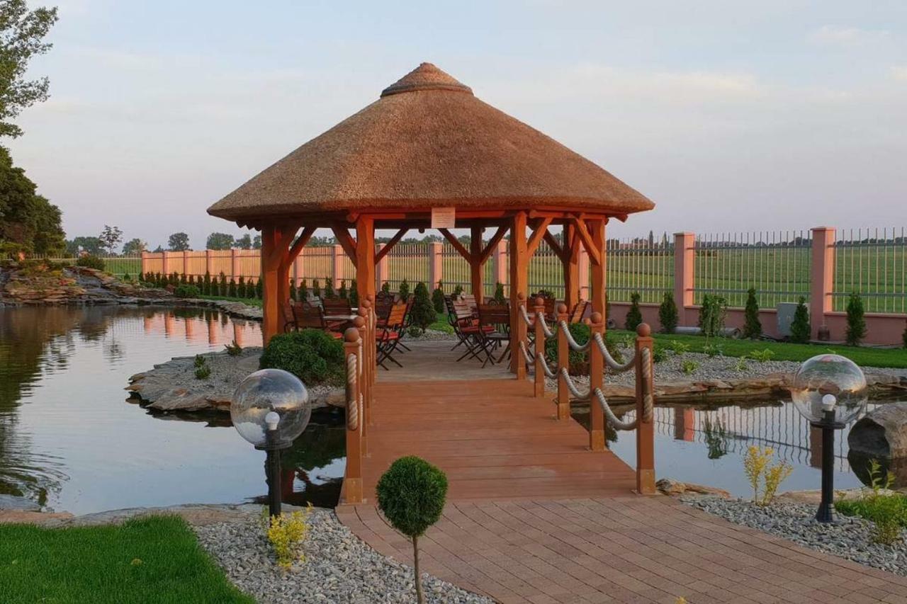 Hotel Texicana Sulechow Bagian luar foto