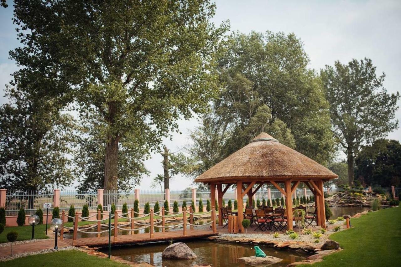 Hotel Texicana Sulechow Bagian luar foto