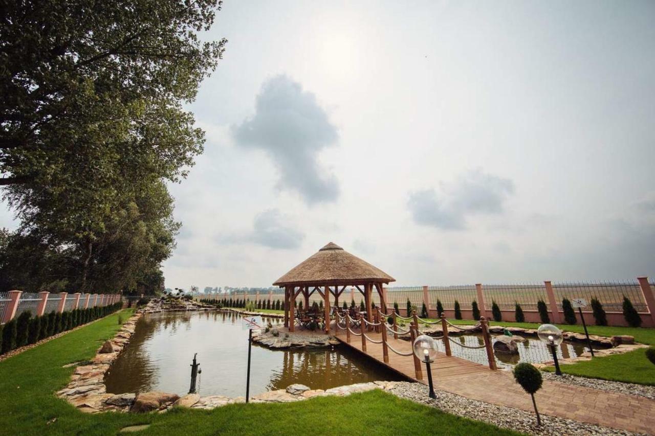 Hotel Texicana Sulechow Bagian luar foto