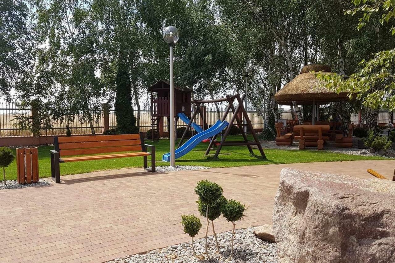 Hotel Texicana Sulechow Bagian luar foto